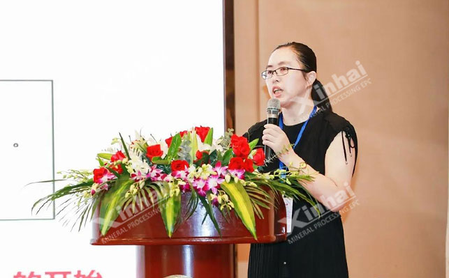 鑫海礦裝鮑秀萍女士發(fā)表演講